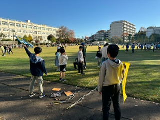 朝から元気に走り回っています！　～たてわり班遊び～