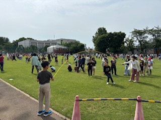 芝生の上で思い切り遊べて嬉しそう！　～たてわり班遊び～