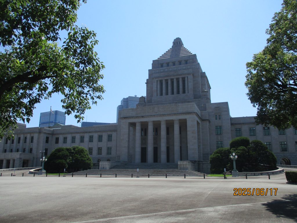 暑い中、がんばりました！　～６年　社会科見学～