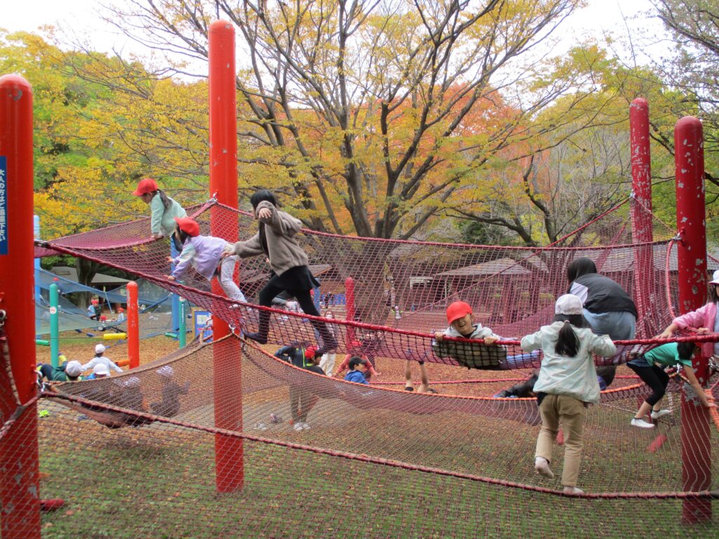 紅葉よりお弁当＆遊び？　～１・２年　生活科見学～