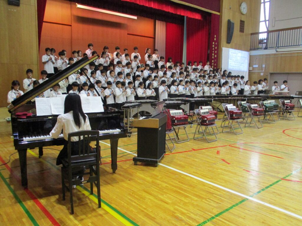 明日は音楽集会で全校児童に、そして明後日は連合音楽会本番！