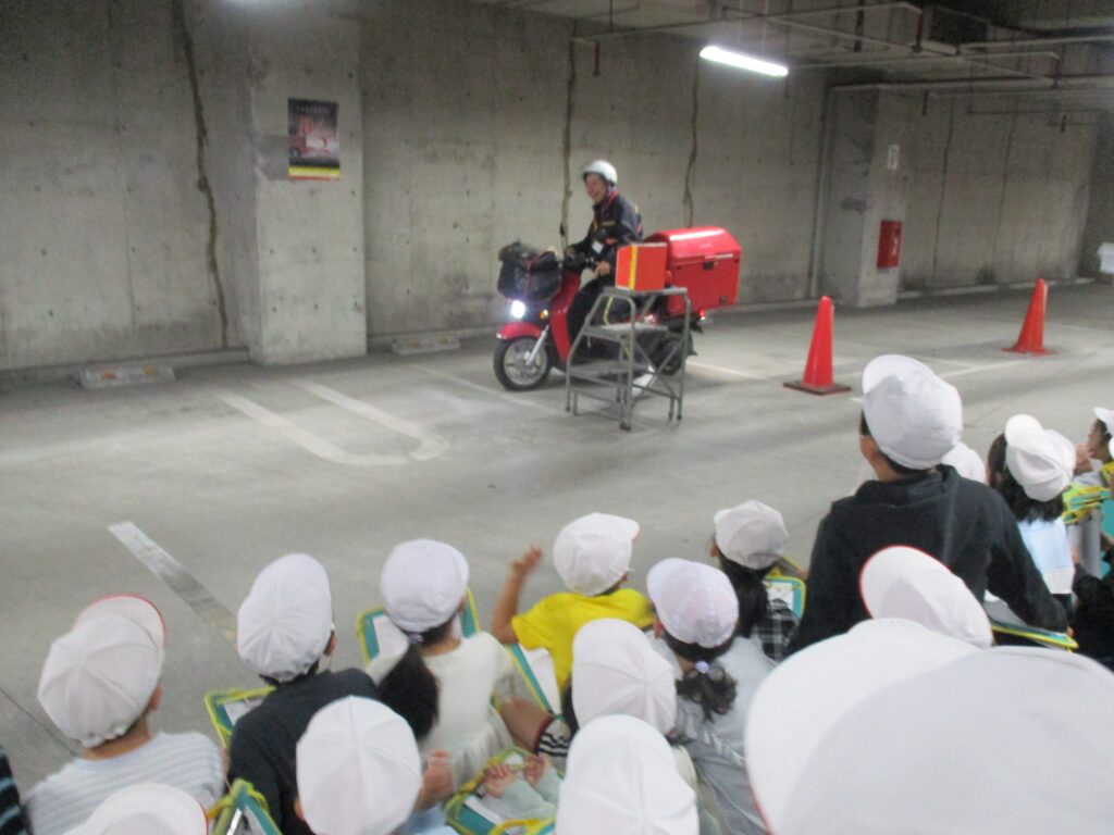 なぜ、値上がりしたんですか？　～２年　郵便局見学～