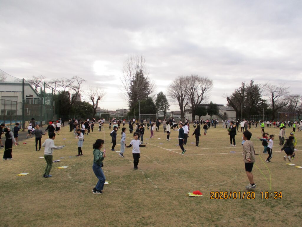風花が舞う寒い中、みんなで跳びました！　～なわとび週間～