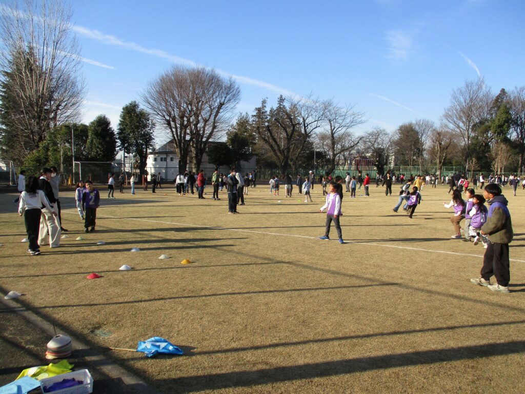 冬の校庭を元気に走り回りました！　～たてわり班遊び～