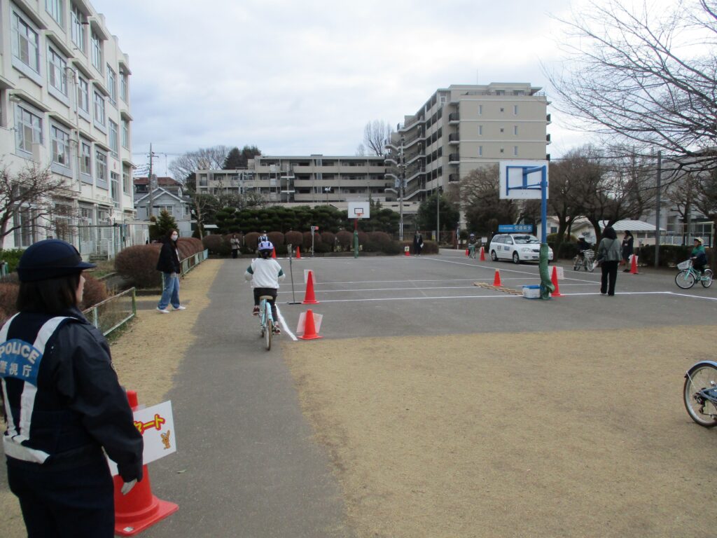 右、左、右、右後ろ！　～３年　自転車安全教室～