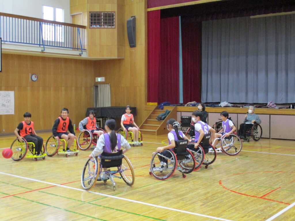 子どもたちは慣れるのが早いです！　～６年　車いすバスケットボール体験～